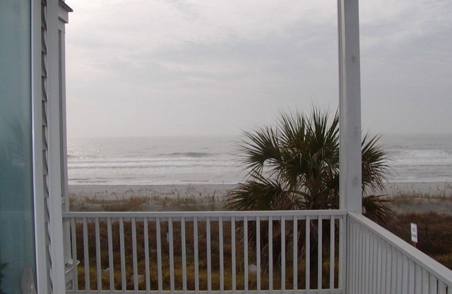 Folly Beach OCEAN FRONT RENOVATED 3 Bed/3 Bath Available, May rate 150/N