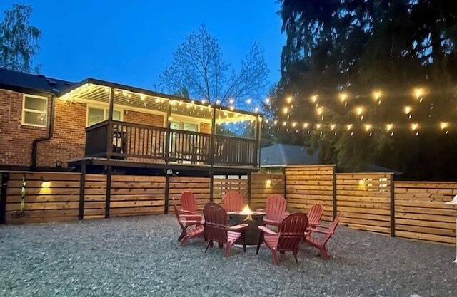 Forest Bathing by the Peaceful Creekside Firepit , Football Ready, BBQ, Games & Yoga