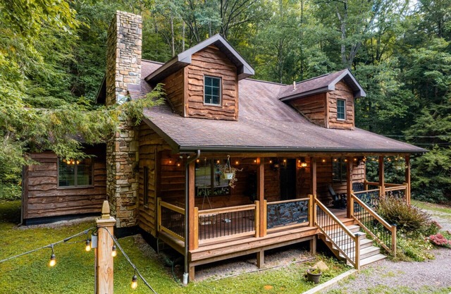 Forest Creek Lodge · Stunning Secluded Stream Front Lodge w/Hot Tub