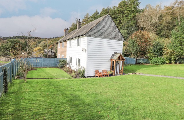 FORESTERS COTTAGE, pet friendly, with open fire in Hawkshead