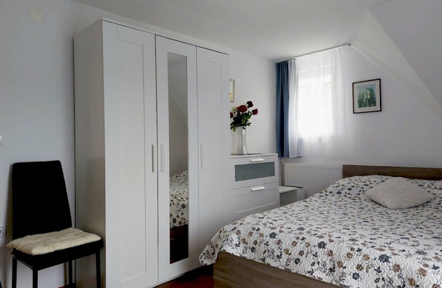 Forget about your worries at this spacious peaceful stand-alone accommodation.