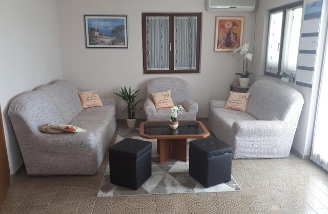 Four bedroom apartment with terrace Gornje selo, Šolta (A-14009-a)