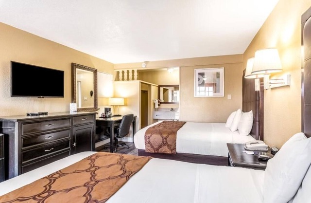 Four Rooms | Complimentary Continental Breakfast | Near Historic Downtown