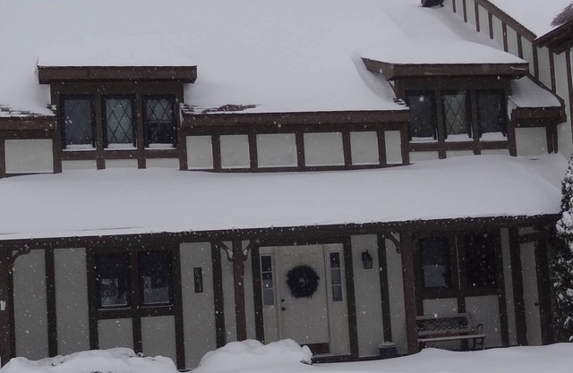 Four Seasons Lodge - Ski In/Out - 5 Bdr. - Closest to Lift !