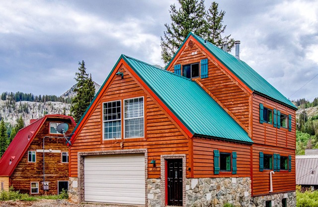 Four-story home with sunroom, gas fireplace - walk to Brighton & Silver Lake