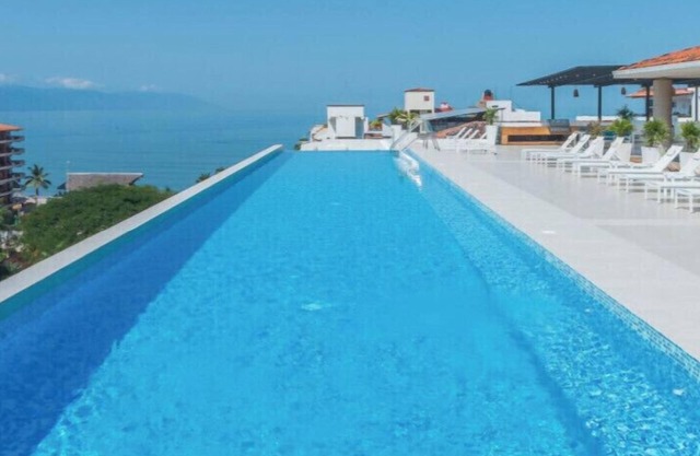 Fourth Floor Luxury Condo. Steps to the beach, restaurants, and nightlife!