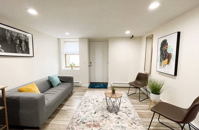 Fox Point Modern Apartment