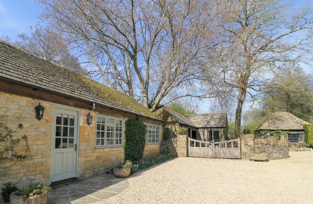 FOXHILL FARM BARN, with a garden in Bourton-On-The-Water