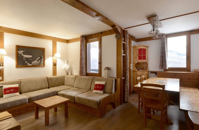 Renovated apartment near slopes with balconies, 3 BR, 10 pers