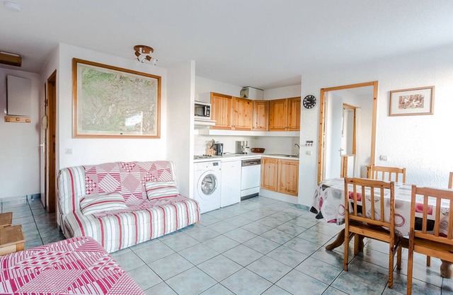 "Cozy 2BR + Cabin Apt in Montchavin, 1min to Slopes, Balcony, Ski Storage"
