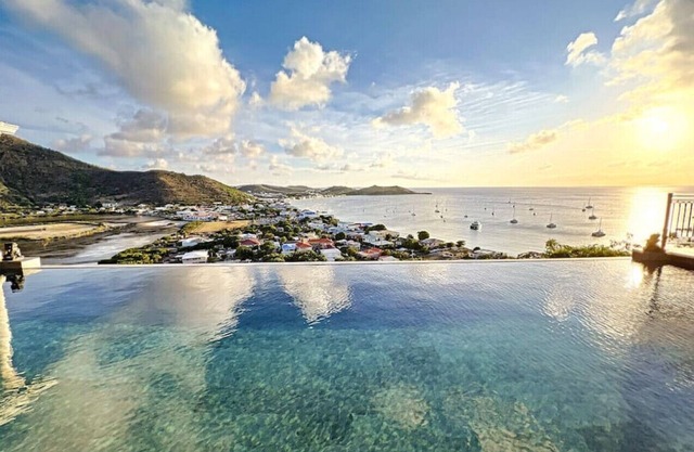 Frangipani Room in Villa Diamant, swimming pool, sea view