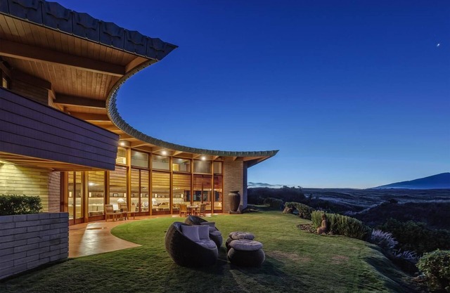 Frank Lloyd Wright Designed Home in Beautiful Location!