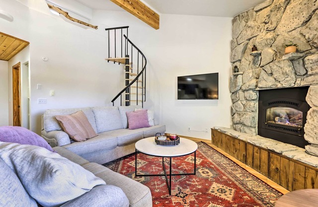 Fraser Mountain Escape w/Fireplace & Deck!