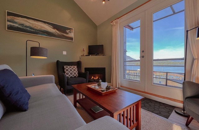 Fred Tibbs #20 I Ocean View I Downtown I Fireplace