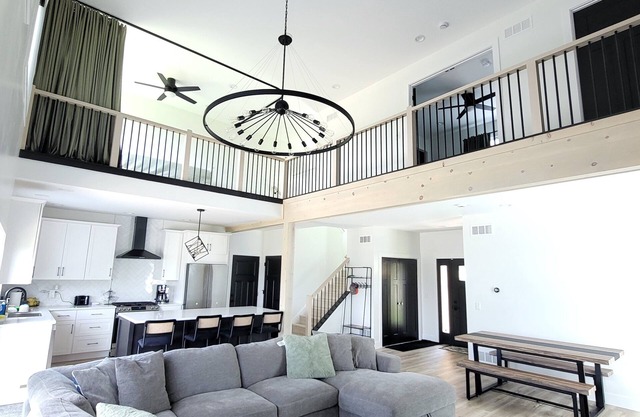 Freddie’s Escape: Modern Lakeview Retreat with Family-Friendly Fun