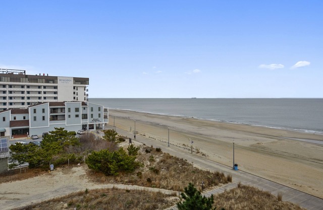FREE Activities. Addorable efficiency with beautiful views of the ocean.