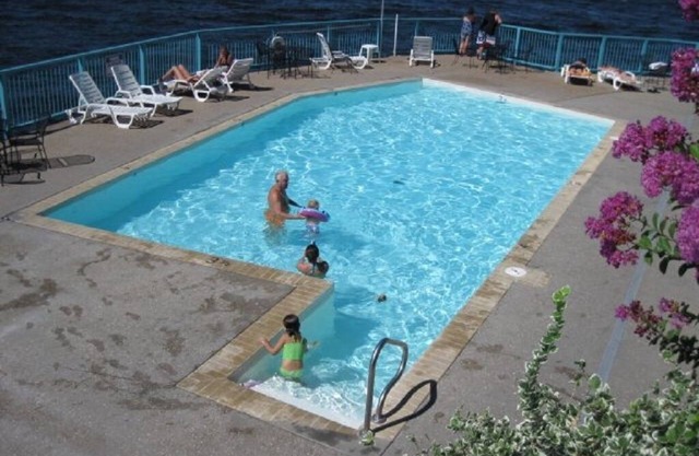 FREE NIGHT! 2 pools and a sandy swim beach. Free internet OFFSEASON ONLY