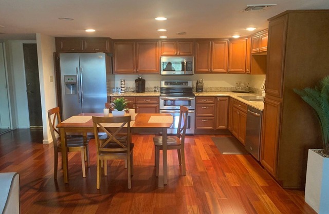 FREE Par 3 GOLF COURSE, LUXURY 74" CRYSTAL FIREPLACE, 65” TV
