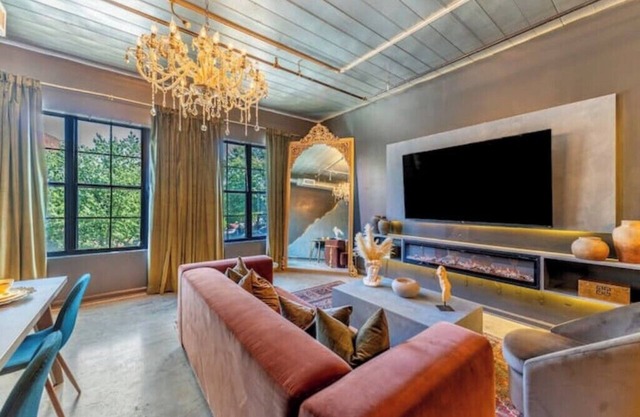 Free Parking @ Mercedes-Benz King Bed Loft…6 min walk to Stadium+StateFarmArena!