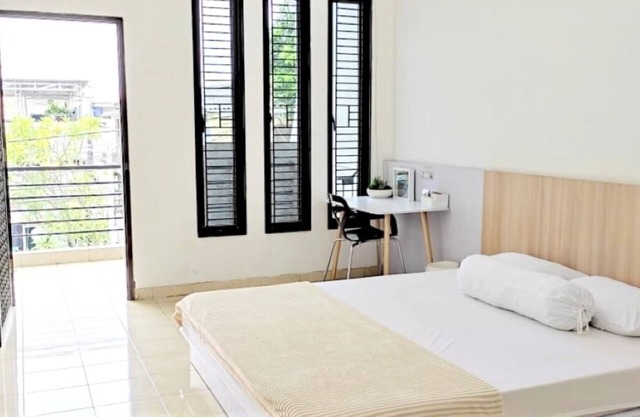 Free Parking, WIFI, Netflix, Spacious Downtown 0.9km to Tunjungan Plaza - ROOM 1