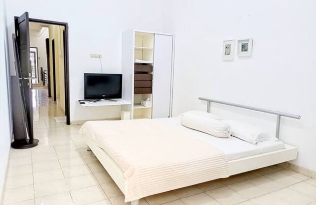 Free Parking, WIFI, Netflix, Spacious House 0.9km to Tunjungan Plaza - ROOM 2
