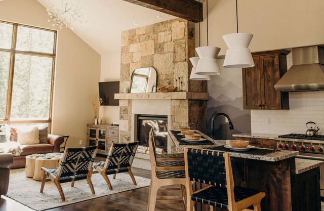 FREE SkyCard Activities - Luxury Townhome, Private Hot Tub, 2 Car Garage - River's Edge Retreat