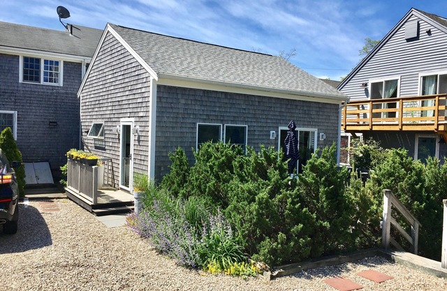 Free-Standing, Spacious, Modern Cottage, 1 Bdrm + loft, town center, 1 parking