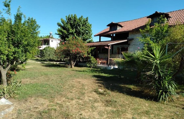Freihstendes Steinhaus auf einen großen Garten