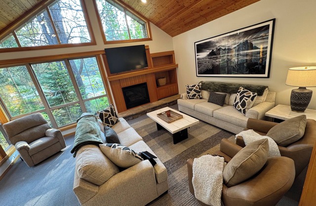 Fremont Crossing 4BR w/Main Master, Hot Tub, Bunk Room & 8 SHARC Passes