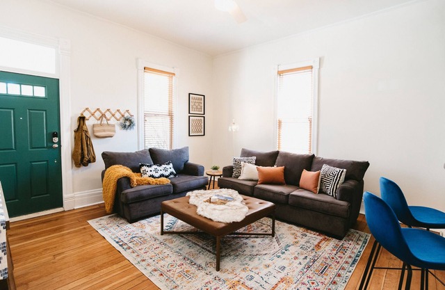*FRESH REDESIGN* Clean Cozy Cottage In Central City