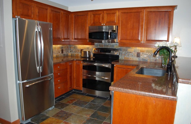 Fresh Remodel, Largest 1 Br Condo With Den, Quiet Top Floor End Unit, Sleeps 6