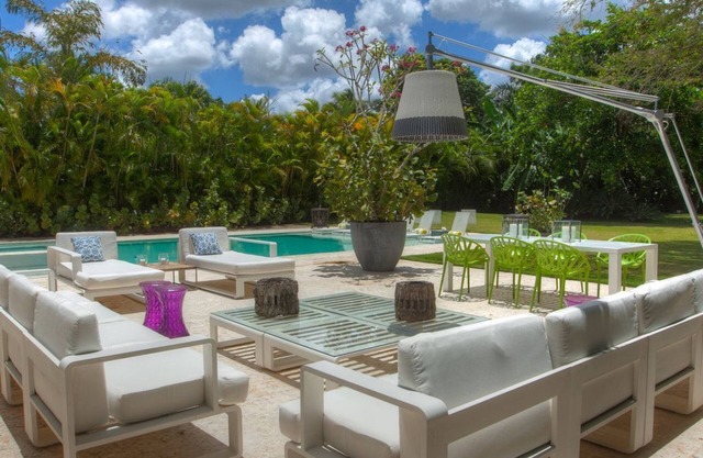 Freshened up, exquisitely built LL37 villa, walking distance to Minita's beach