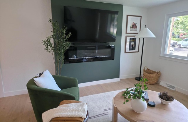 Freshly remodeled home in Westminster. HotTub, Movie Theater, Pool Table, Arcade