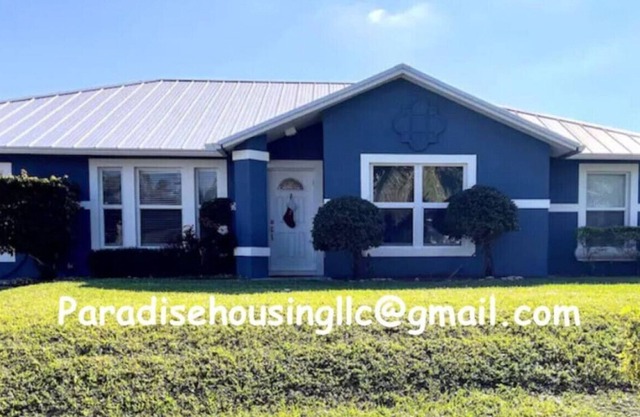 Frida's Blue House in Naples close to Downtown Naples