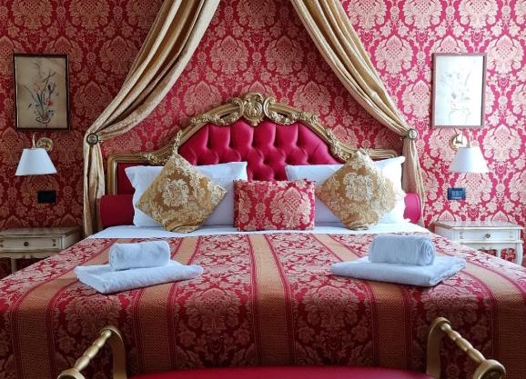 Friendly Venice Suites