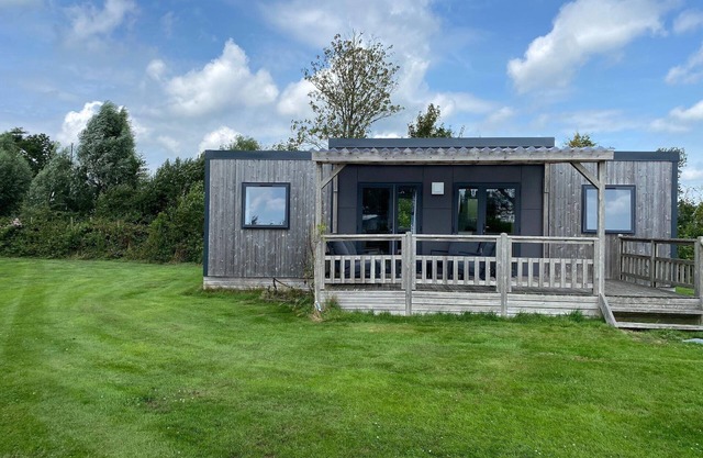 Friesland Chalet near the watershore