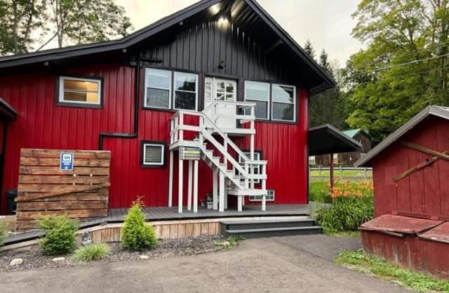 Froggy Goggle Barn