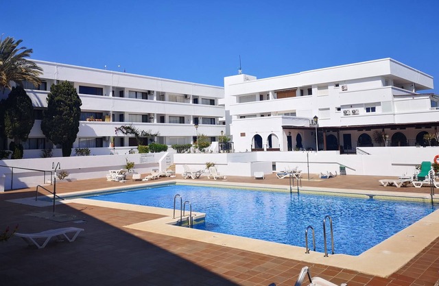 Front line, 2nd floor apartment with seaviews & private parking