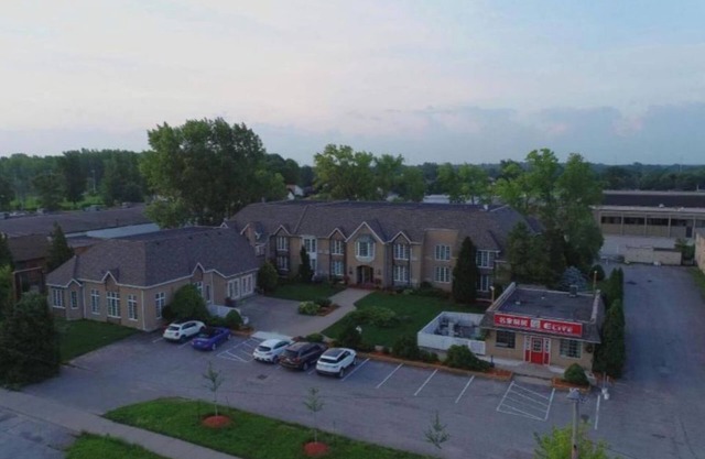 Fullerton Manor Inn