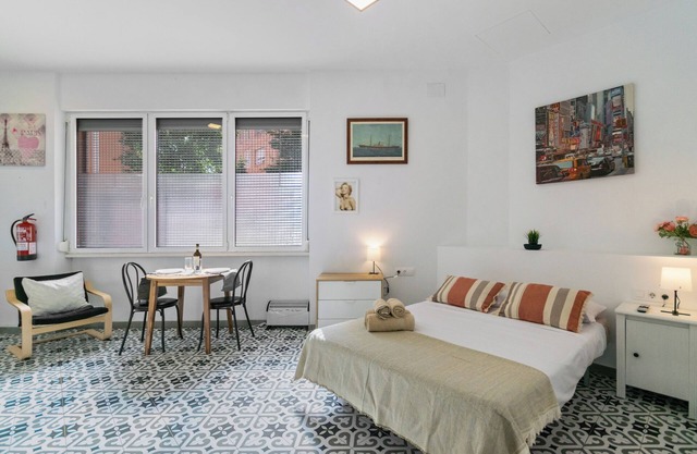 Fully equipped studio, 15 minutes from downtown BCN, 8 min. walk from the beach