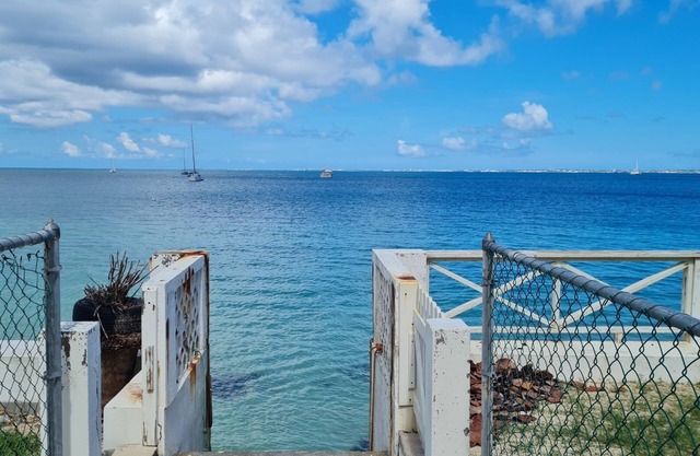 Fully equipped apartment, ideal for remote work, 50 steps from the ocean.