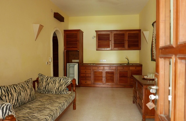 FULLY FURNISHED APARTMENTS WITH DIRECT BEACH ACCESS TO LET IN MALINDI, KENYA.