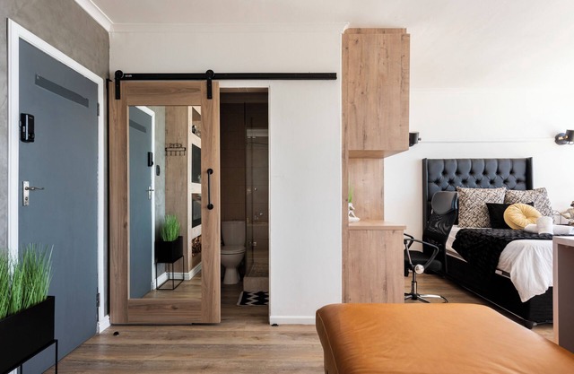 Fully Kitted Bachelor Apartment With Sea Views