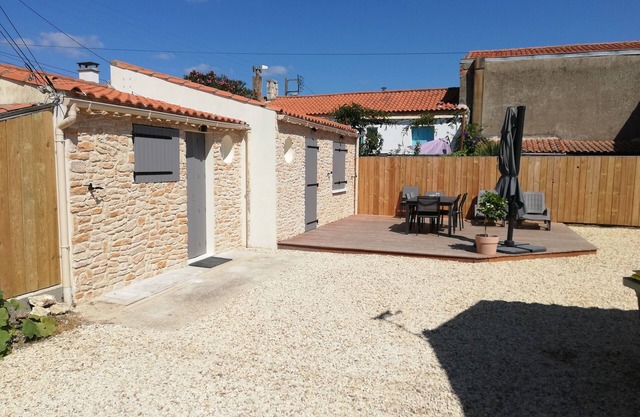 Fully renovated 100m2 fisherman's cottage 200m from the port of La Cotinière