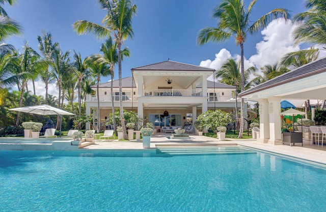 Fully Staffed Beachfront Gem for 20 guests