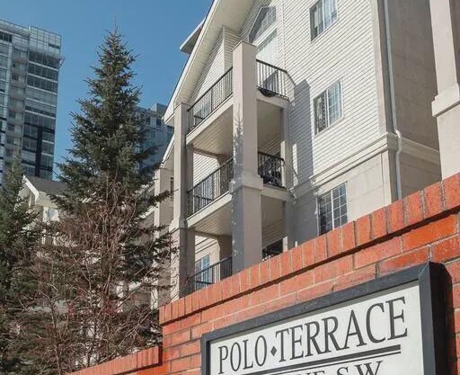 Fun and Colourful Condo w Foosball Parking Coffee