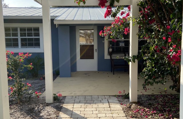 Fun laid back vibe! Walk to the beach and play pool. Great for pets!