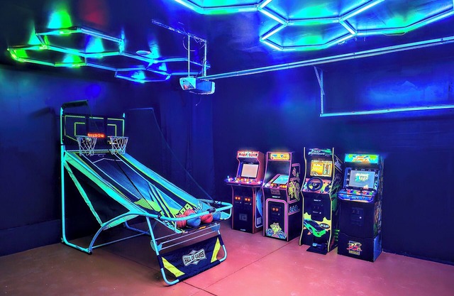 FUN & RELAXATION! Wi-Fi, AC, Arcade, Playground, and Shared Pool in San Antonio
