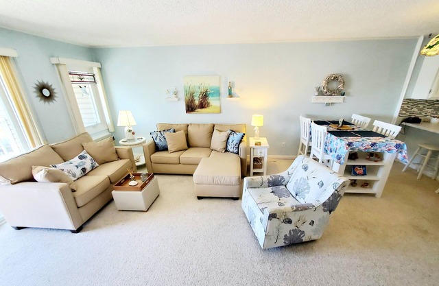 Fun, welcoming 2 bedroom condo with free WiFi, outdoor pool, and direct canal and bay view located midtown!