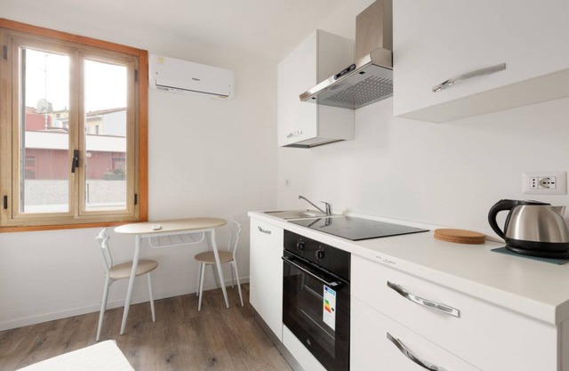 Functional and modern 19 sqm studio, ideal for 2 people, located on the fourth floor of a building without lift. The accommodation is situated few steps away from the Maciachini MM, in a dynamic and well-serviced neighborhood of Milan. Perfect for single